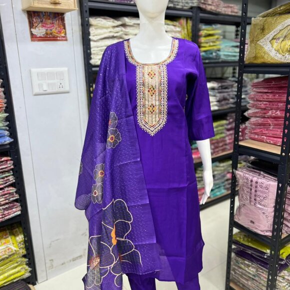 Salwar Suit - Picture 2 of 11